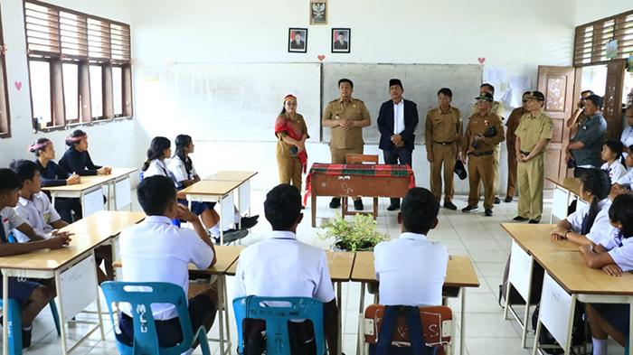Bupati-Samosir-bertatap-muka-menyapa-dan-memberikan-motivasi-kepada-siswa-SMPN-1-Harian.jpg
