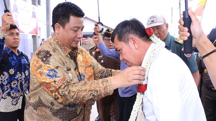 Bupati-Samosir-sambut-kedatangan-Jampidum-Kejari.jpg