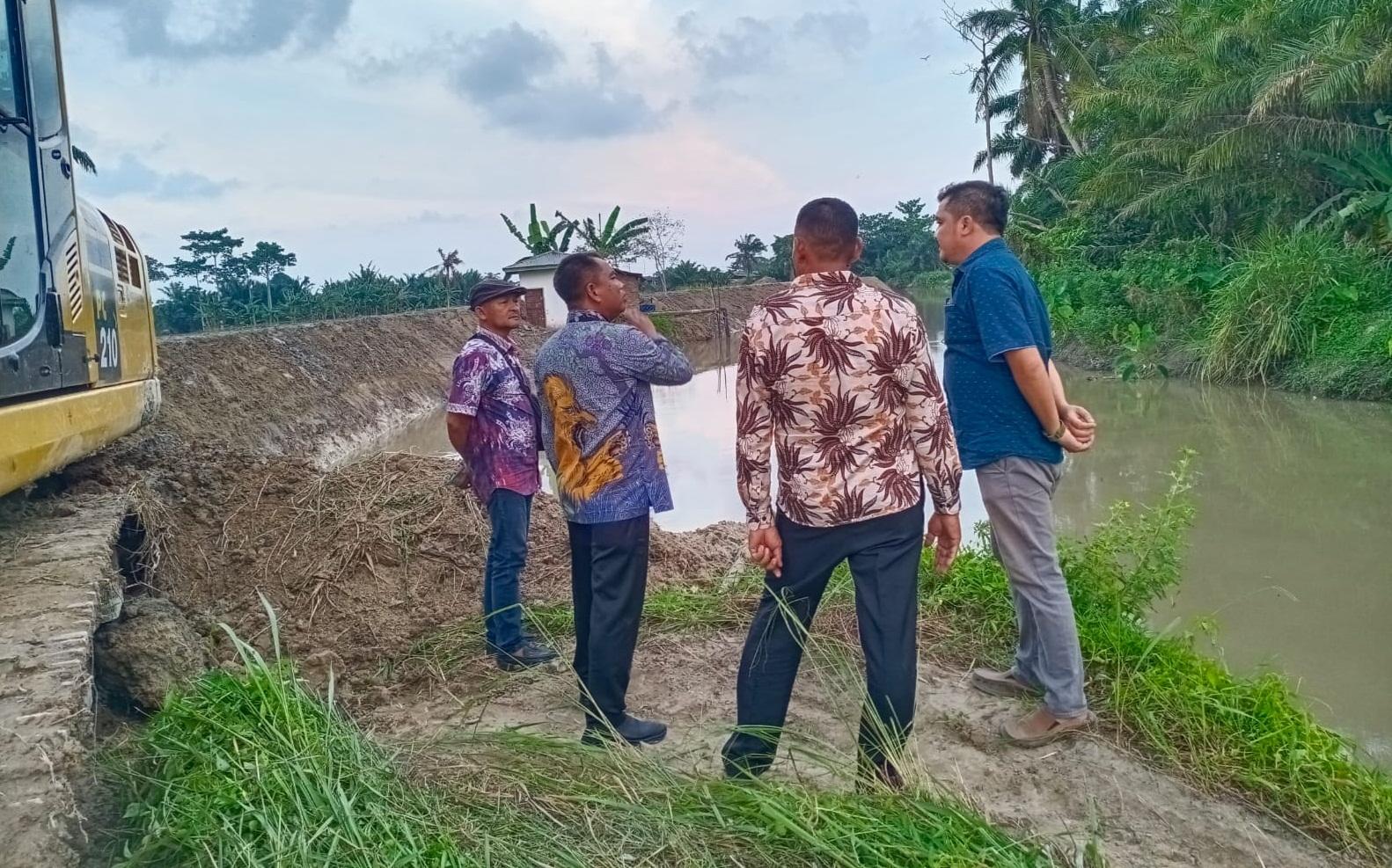 Bupati-Sergai-Darma-Wijaya-saat-meninjau-tahap-3-pelaksanaan-normalisasi-aliran-sungai.jpg