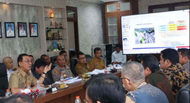 Bupati-Tapsel-Gus-Irawan-saat-memimpin-rapat-koordinasi-membahas-PLTA.jpg