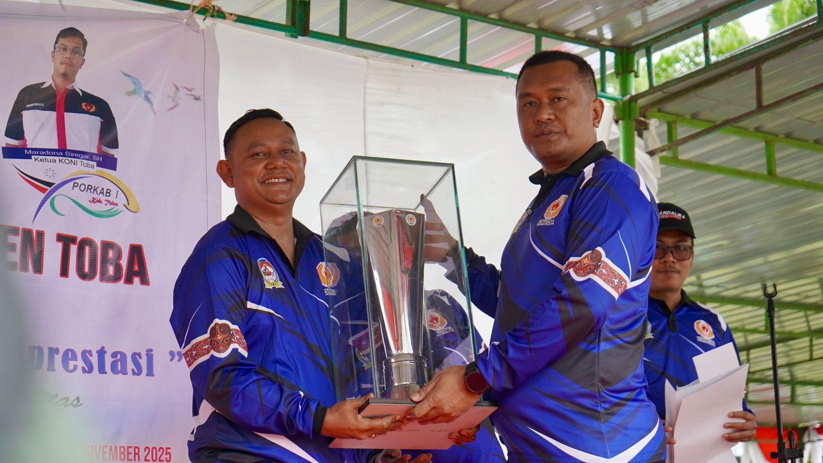 Bupati-Toba-Effendi-Napitupulu-kanan-menyerahkan-piala.jpg