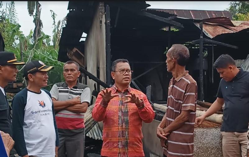 Bupati-Toba-Poltak-Sitorus-bersama-dengan-OPD-terkait-berada-di-areal-kebakaran_.jpg