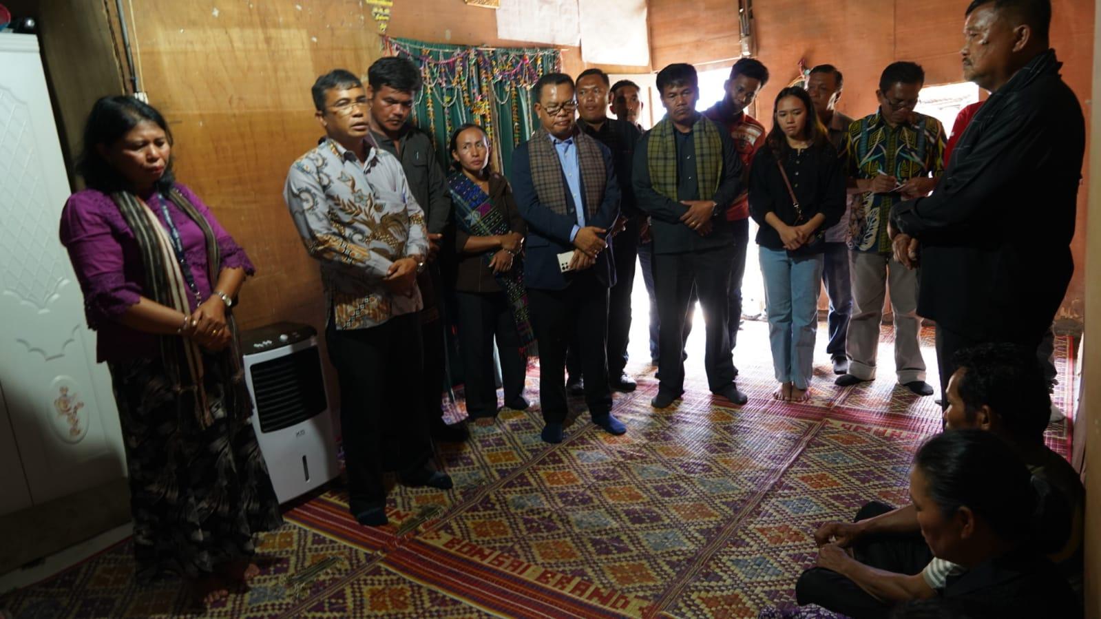 Bupati-Toba-Poltak-Sitorus-melayat-ke-kediaman-korban-lakalantas-di-Kecamatan-Lumbanjulu.jpg