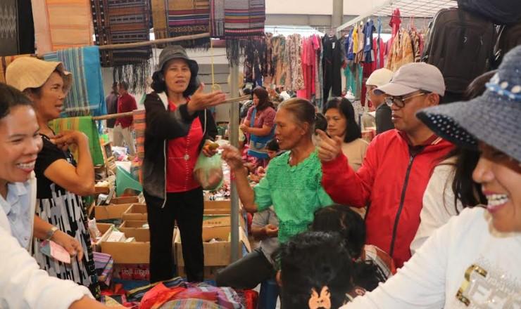 Bupati-Toba-Poltak-Sitorus_Pasar-Lumbanjulu_.jpg