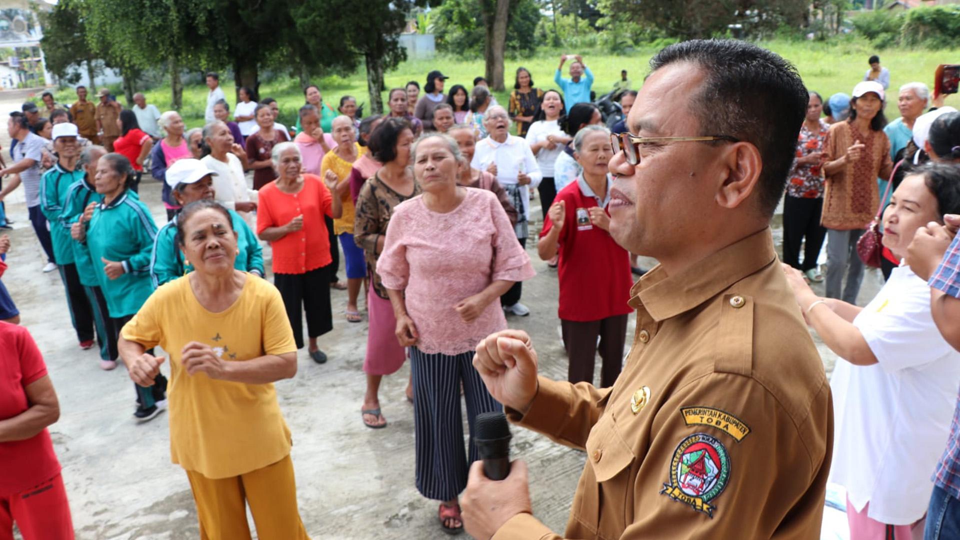 Bupati-Toba-Senam-Pagi-Bersama-Lansia-Kecamatan-Sigumpar-1.jpg