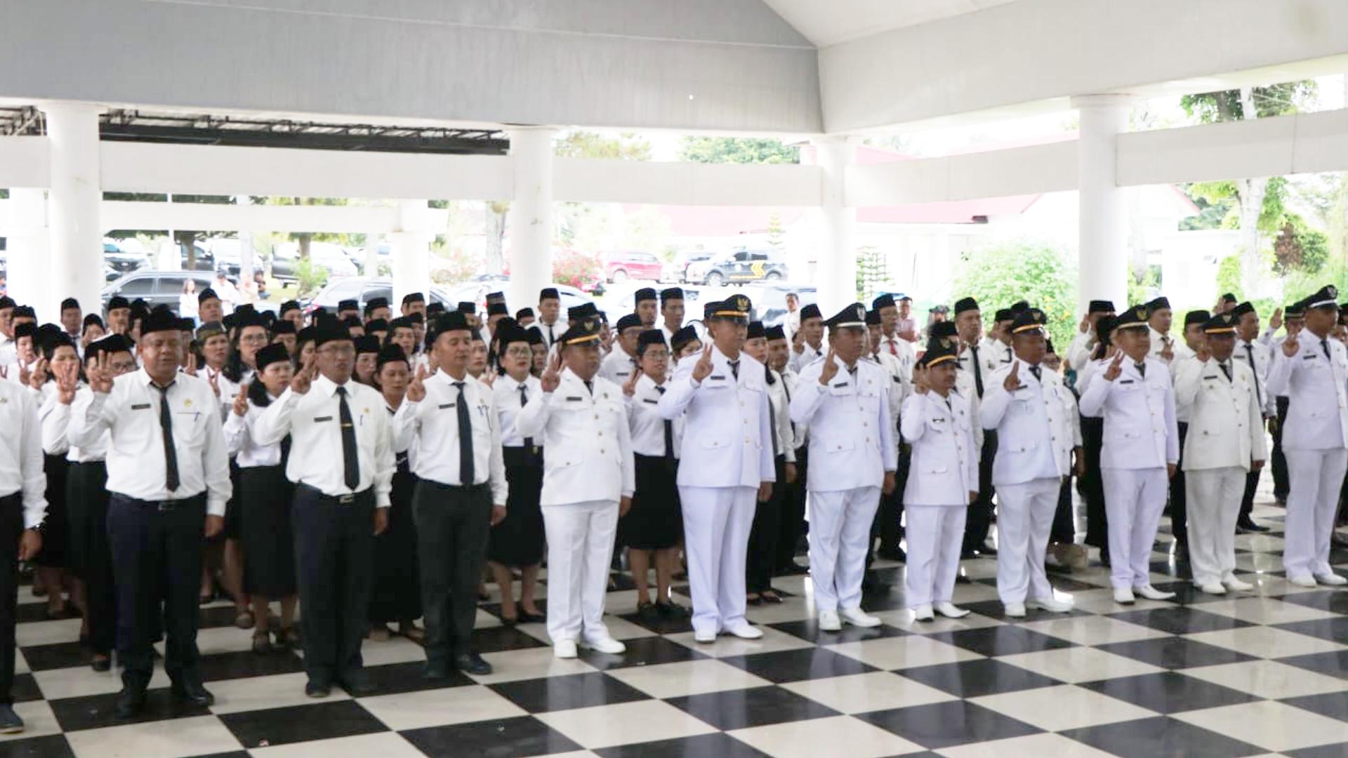 Bupati-Toba-melantik-sejumlah-ASN-di-lingkungan-Pemkab-Toba-Kamis-2132024.jpg