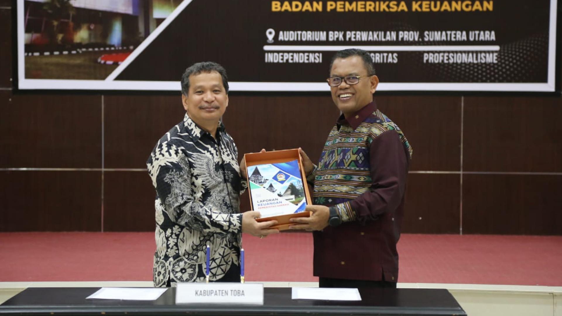Bupati-Toba-serahkan-laporan-keuangan-kepada-BPK-di-Medan-Jumat-2232024.jpg