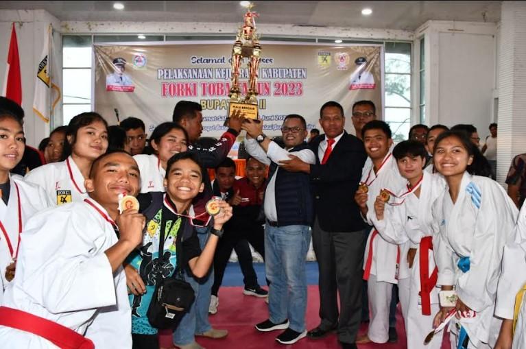 Bupati-Toba-tutup-Kejuaraan-Kabupaten-Toba_Atlet-Karate-Faisal-Siahaan_.jpg
