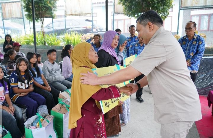 Bupati Serahkan Bantuan Program Rehabilitasi Sosial Atensi Kluster Anak dan Perlinsos Tenaga Kerja
