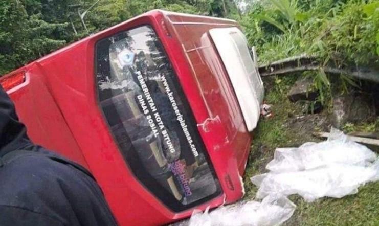 Bus-Dinsos-yang-ditumpangi-rombongan-jemaat-gereja-terguling-di-ruas-jalan-Sonder-dan-Leilem_.jpg