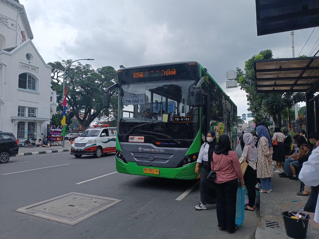 Bus-Trans-Metro-Deli-Mulai-Kenakan-Tarif.jpg
