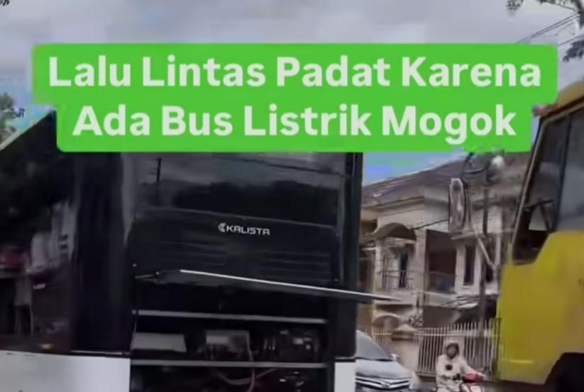 Bus-listrik-Medan-mogok-di-Simpang-Patriot-Jalan-Amal-Kecamatan-Medan-Sunggal.jpg