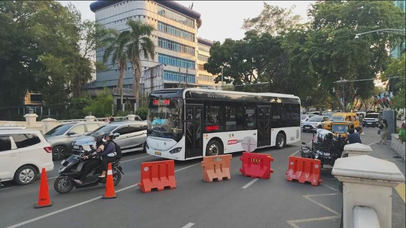 Bus-listrik-melintas-di-depan-Balai-Kota-Medan-Jalan-Raden-Saleh_1.jpg