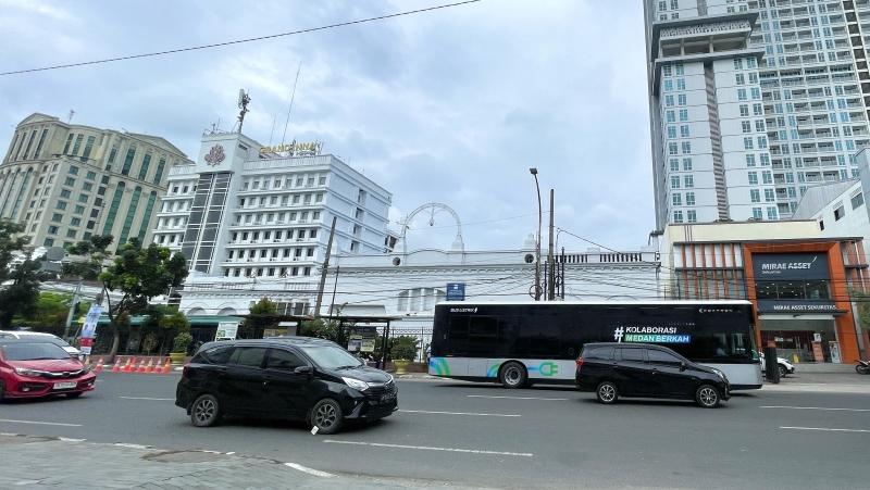Bus-listrik-melintas-dide.jpg