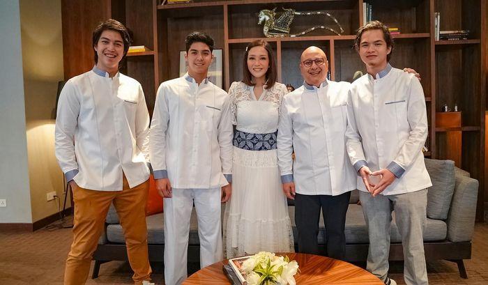 Busana-lebaran-Maia-Estianty-dan-keluarga.jpg