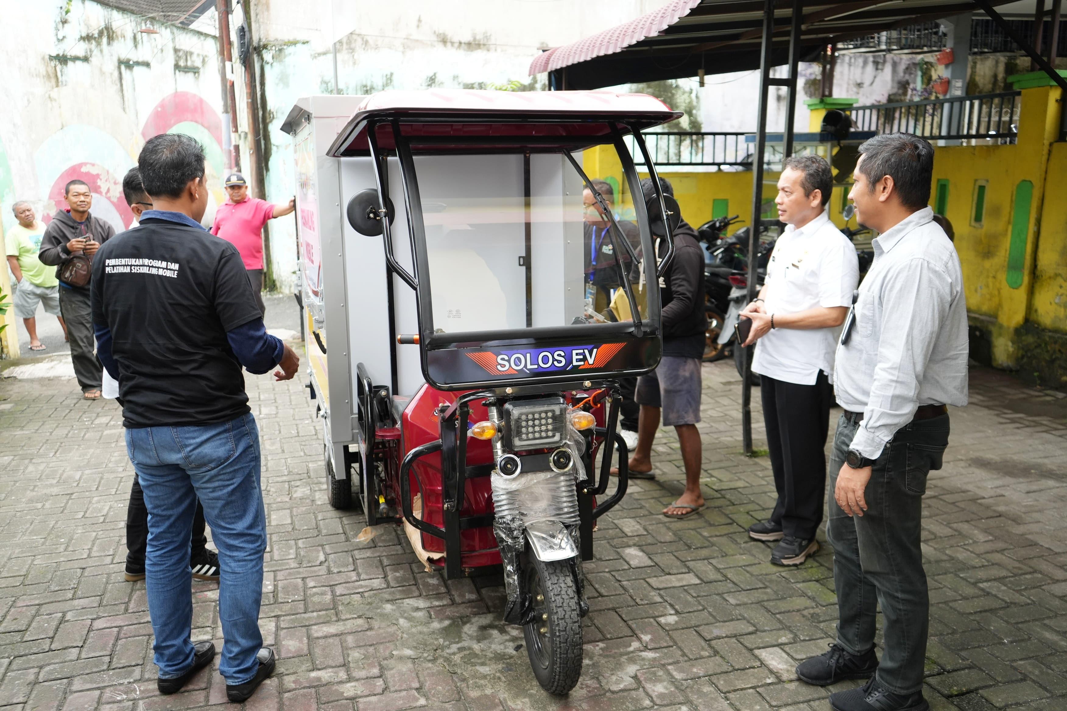 Camat-Medan-Polonia-Saat-menerima-enam-unit-becak-listrik.jpg