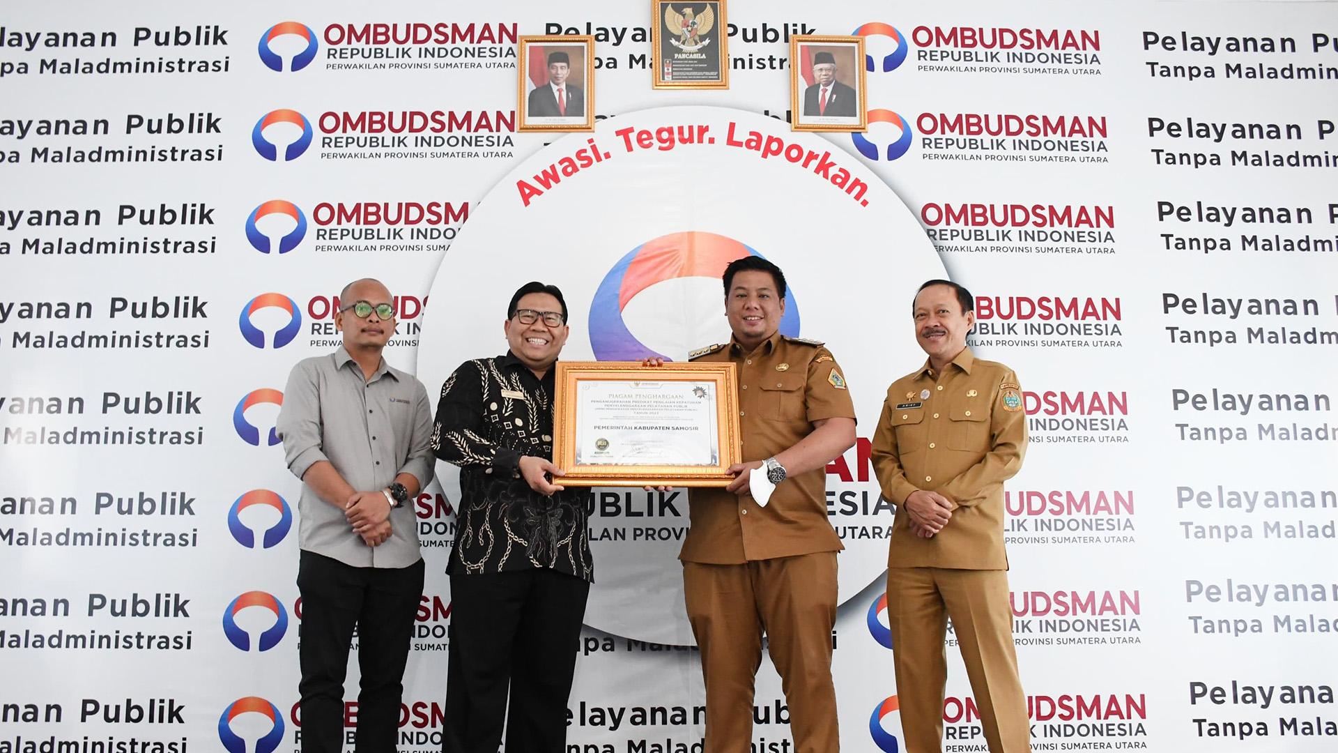 Capai-Zona-Hijau-Bupati-Samosir-Terima-Penghargaan-Pelayanan-Publik-dari-Ombudsman-RI-1.jpg