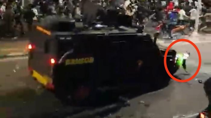 DILINDAS-MOBIL-BRIMOB-Tangkapan-layar-video-viral-mobil-rantis-Brimob-Polri-menabrak-dan.jpg
