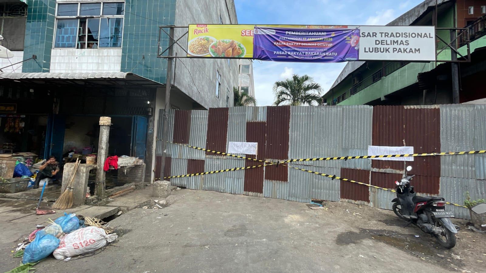DITUTUP-Pintu-masuk-Pasar-Tradisional-Delimas.jpg