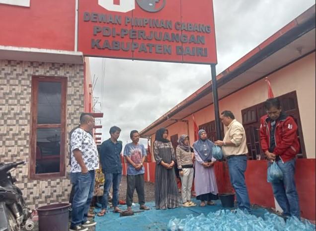 DPC-PDI-Perjuangan-Dairi-membagikan-100-paket-daging-kurban.jpg