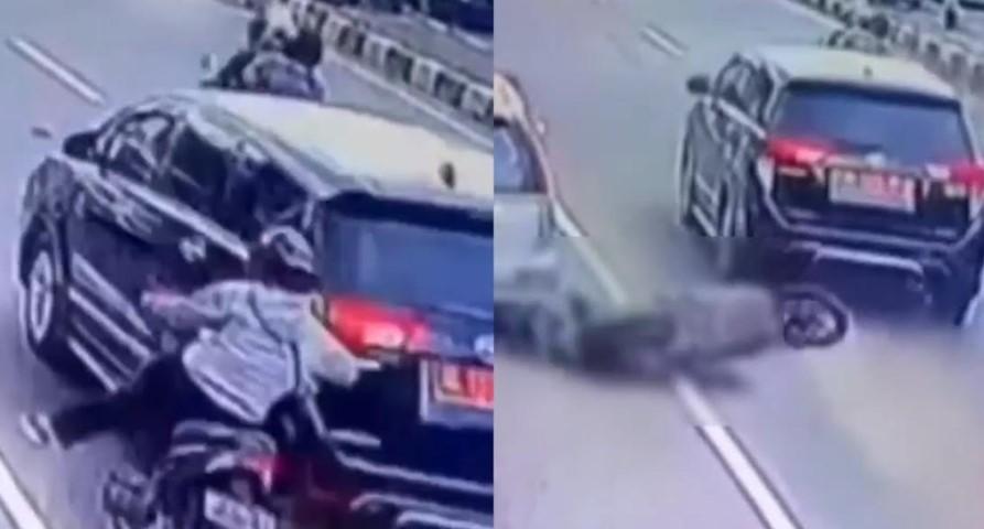 Detik-detik Mobil Pelat Merah Kabur seusai Tabrak Pengendara Motor, Terekam CCTV