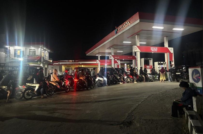 Diduga-panic-buying-antrean-masyarakat-mengular-di-SPBU-Parluasan.jpg