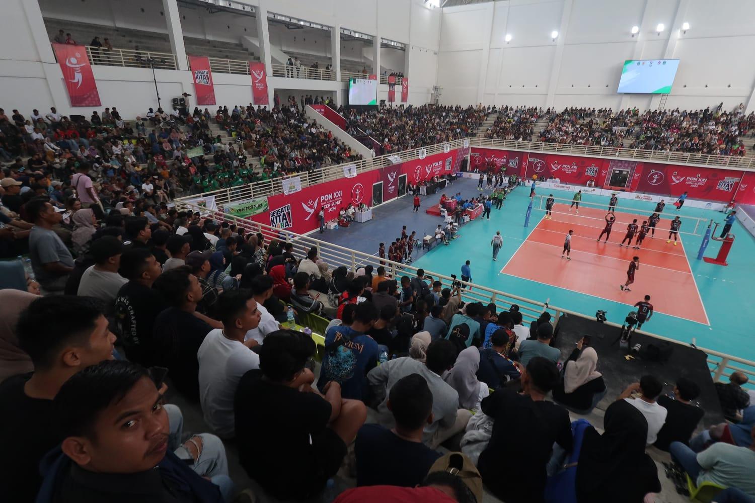 Diperkirakan-hampir-sekitar-4-ribu-penonton-memadati-venue-voli-indoor-sport.jpg