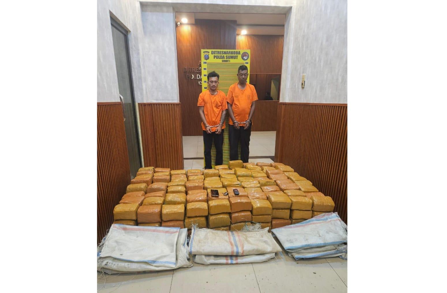 Ditresnarkoba-Polda-Sumut-mengamankan-dua-pelaku-dan-255-kg-ganja.jpg