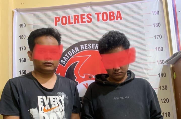 Dua-orang-pria-tersangka-kasus-narkoba-diringkus-polisi-Kamis-2132024.jpg