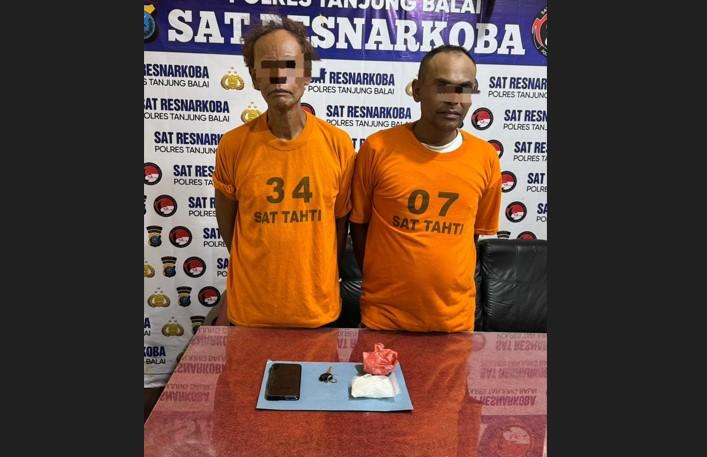 Dua-orang-tersangka-kepemilikan-narkoba-jenis-sabu-sabu_.jpg