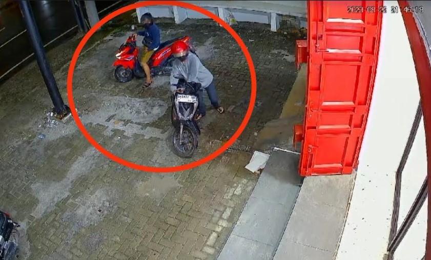 Dua-pelaku-pencurian-motor-terekam-kamera-pengawas-CCTV.jpg