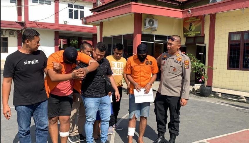 Dua-pelaku-pencurian-tampak-berjalan-pincang-ketika-digiring-oleh-petugas.jpg