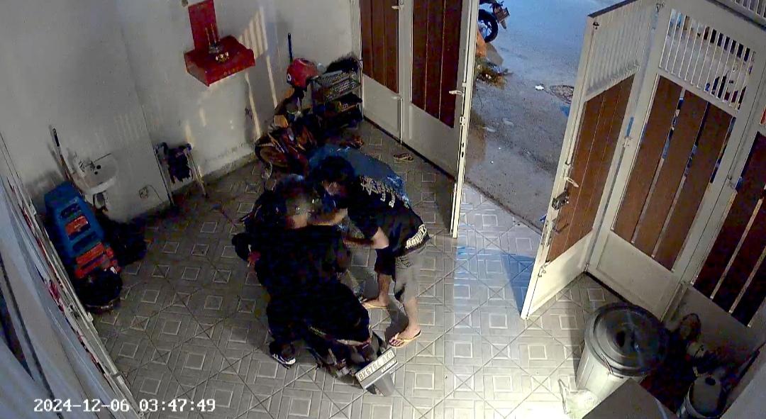 Dua-pria-terekam-kamera-pengawas-CCTV-sedang-mencuri-sepeda-motor1.jpg