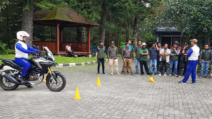 Edukasi-safety-riding-bertema-Cari_aman-Saat-di-Jalan-untuk-para-karyawan-PT-BASF-Indonesia.jpg