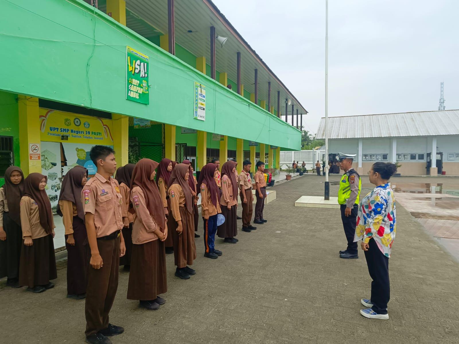 Edukasi-tertib-berlalu-lintas-kepada-siswa-SMP-Negeri-39-Medan.jpg