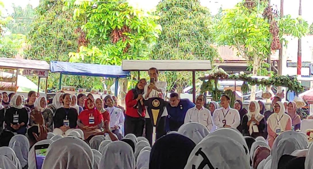 Emak-emak-berfoto-bersama-presiden-Jokowi.jpg