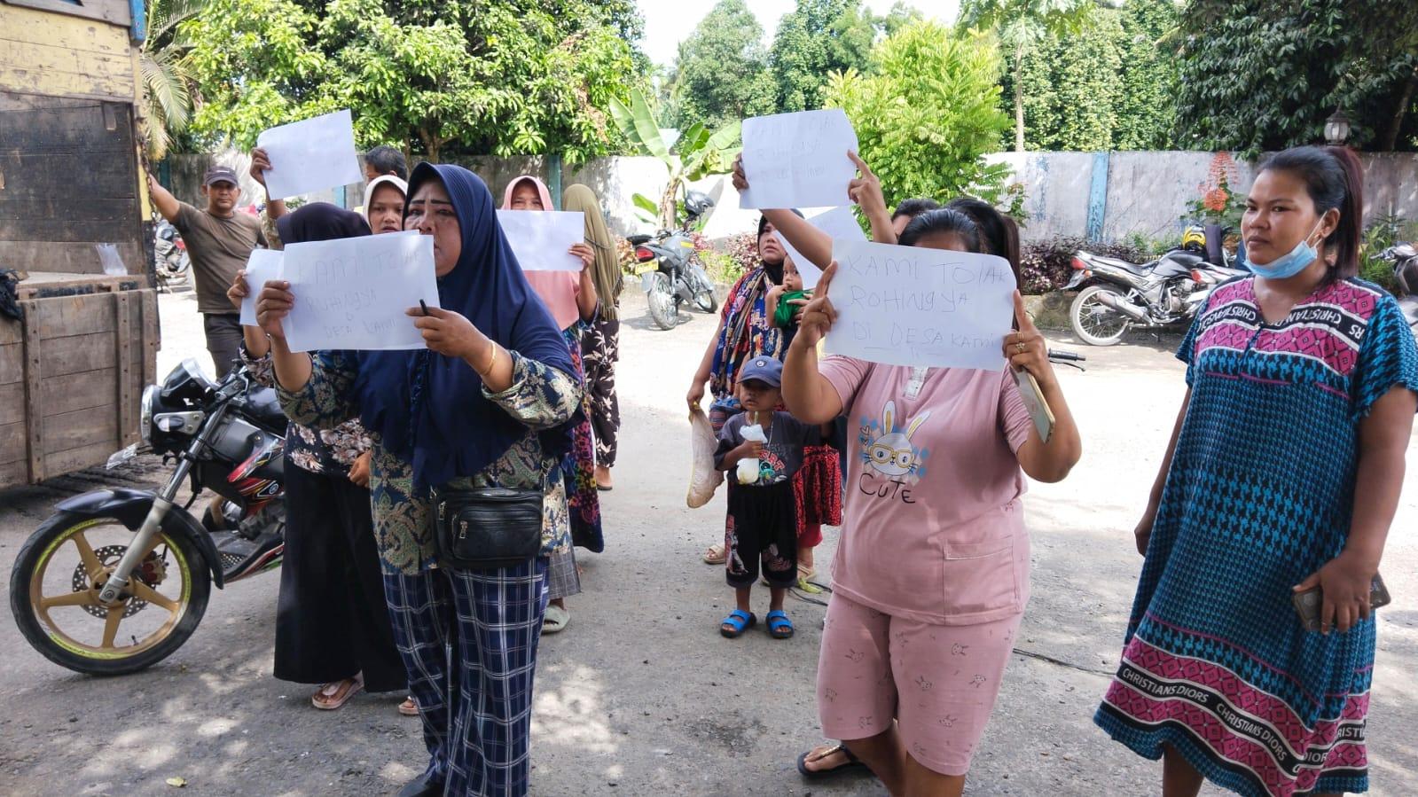Emak-emak-melakukan-aksi-protes-dan-meminta-agar-ratusan-pengungsi.jpg