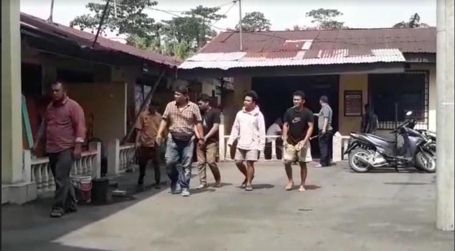 Empat-pelajar-pembunuh-siswa-SMKN-9-saat-digelandang-ke-Polsek-Sunggal.jpg
