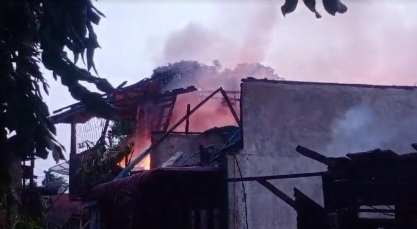 Empat Rumah di Pantai Burung Ludes Terbakar, Dua Dirusak agar Api Tak Menyebar