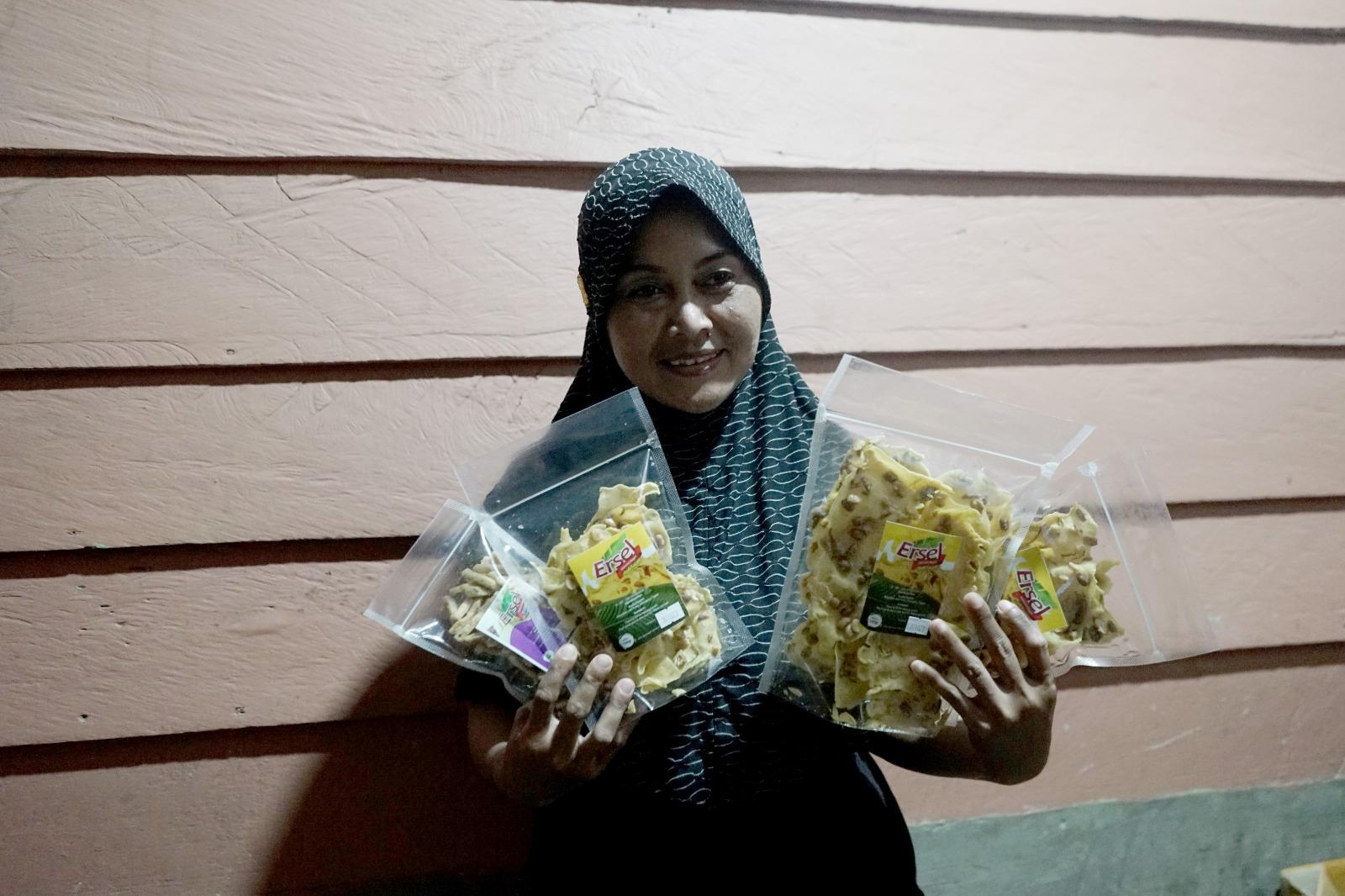Ery-Susanti-pemilik-usaha-basreng-dan-peyek.jpg
