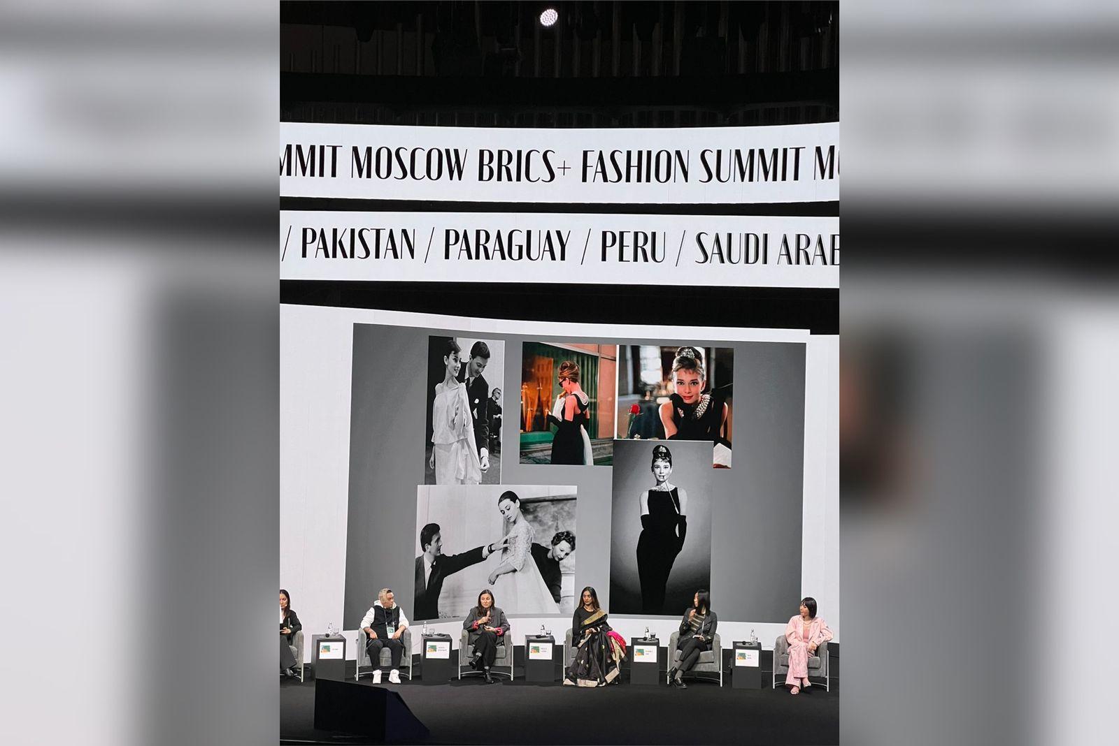 Fashion-Show-Moskow-di-sebuah-basement-parkir-Zaryadye-Concert-Hall-Rusia.jpg
