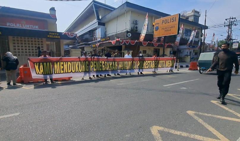 Demo di Polrestabes, FMPK Desak Penuntasan Penggelapan Aset Universitas Darma Agung - Tribun-medan.com