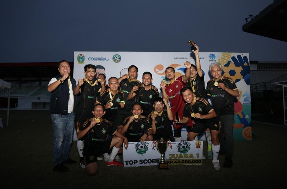 Foto-bersama-skuat-MSJC-setelah-meraih-gelar-juara-Pekan-Olahraga-Wartawan-Sumatera.jpg