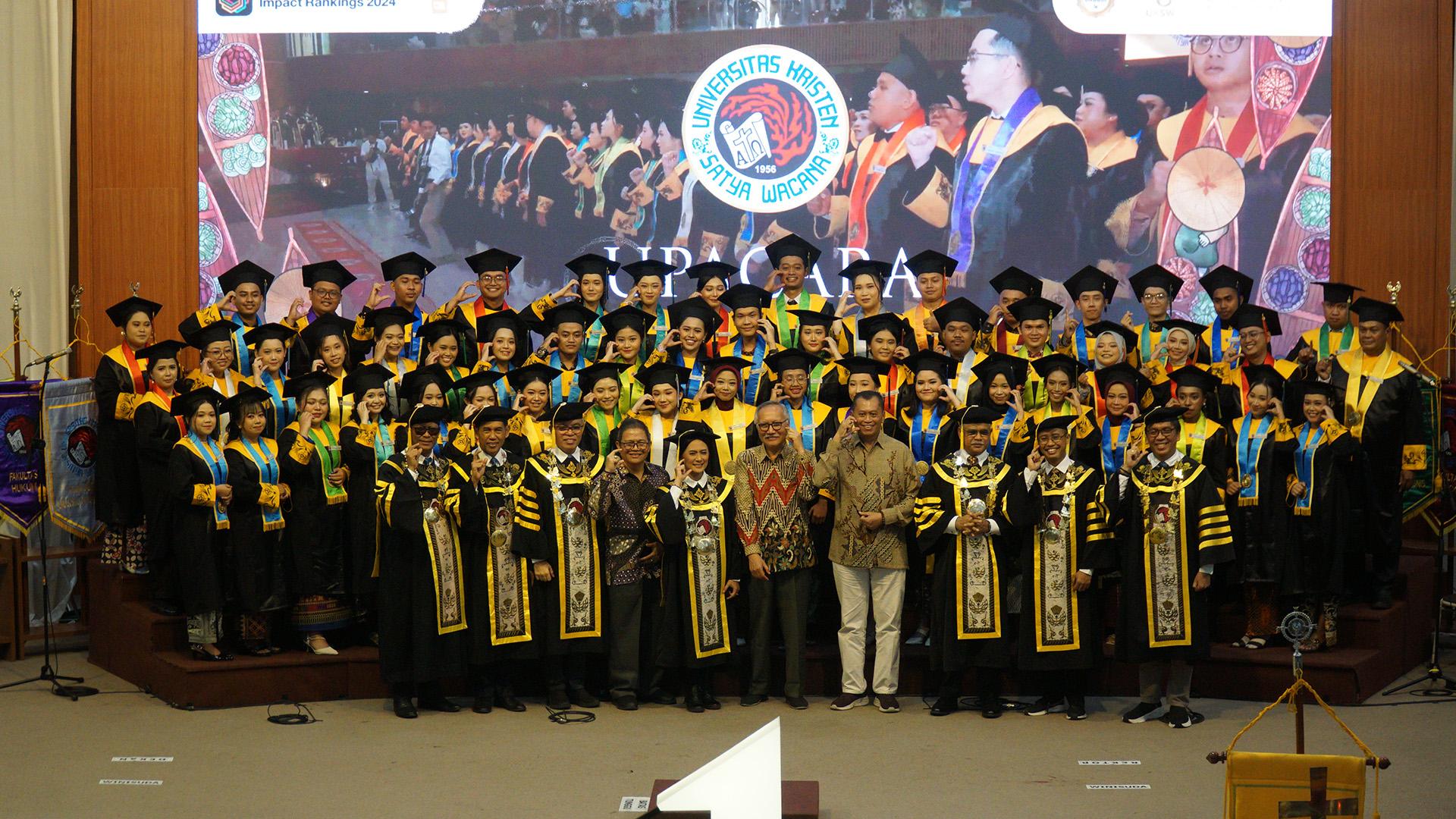 Foto-bersama-winisuda-dalam-acara-Upacara-Wisuda-Periode-IV-Tahun-2024-UKSW.jpg