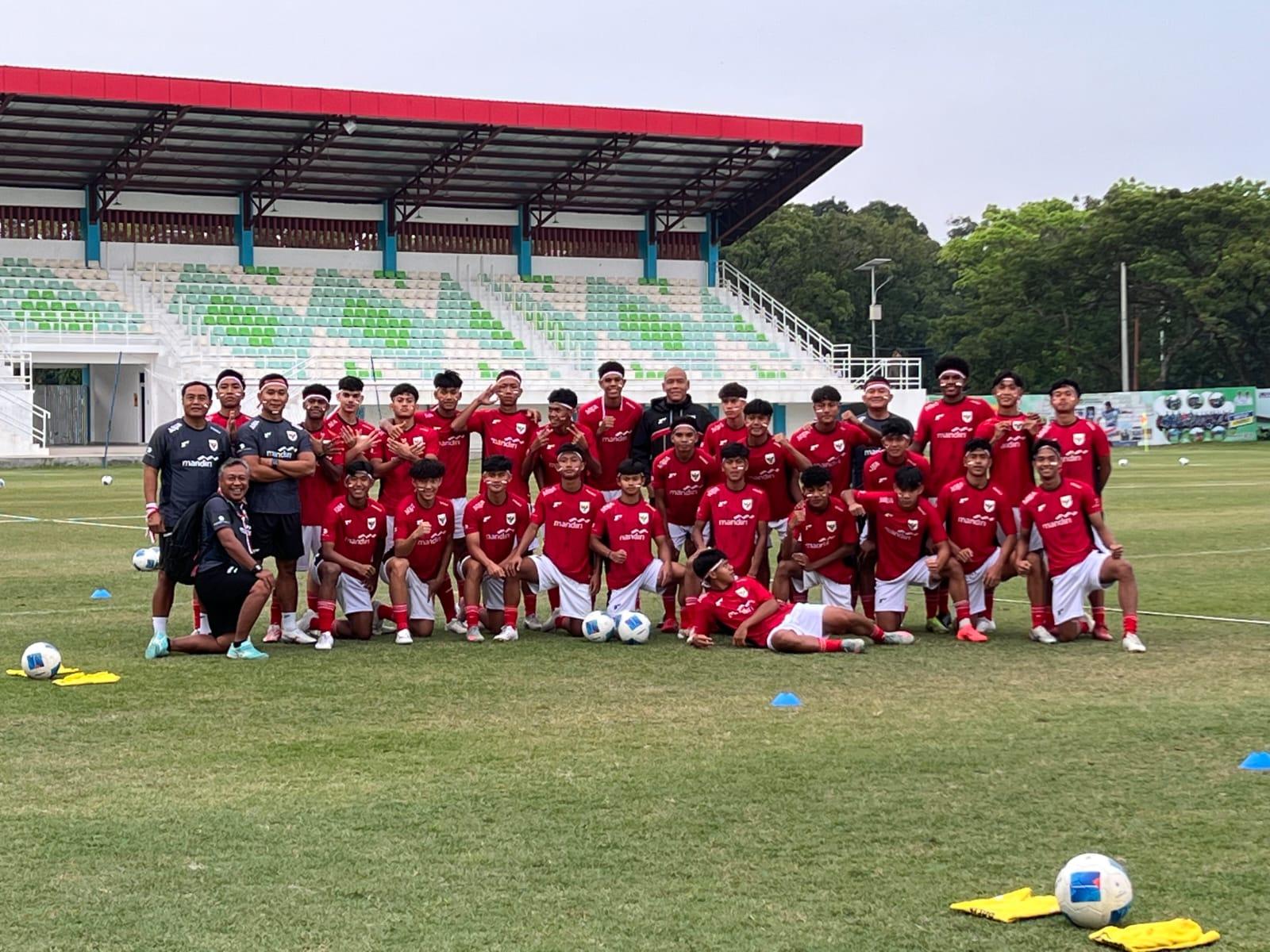 Foto-skuat-Timnas-U-17-Indonesia-ketika-official-training-di-Stadion.jpg