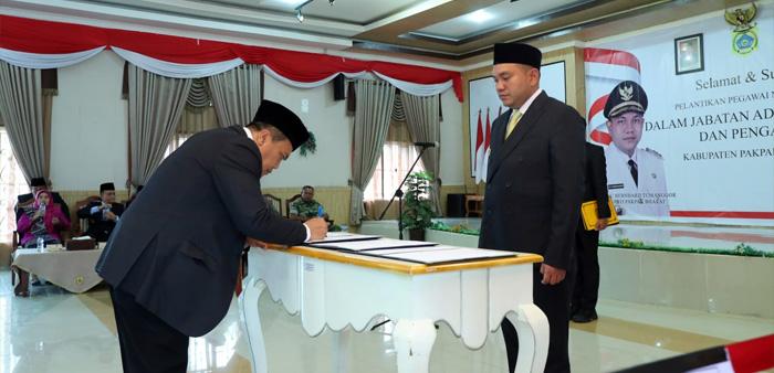 Franc-Bernhard-Tumanggor-melantik-Pejabat-Administrator-dan-Pengawas.jpg