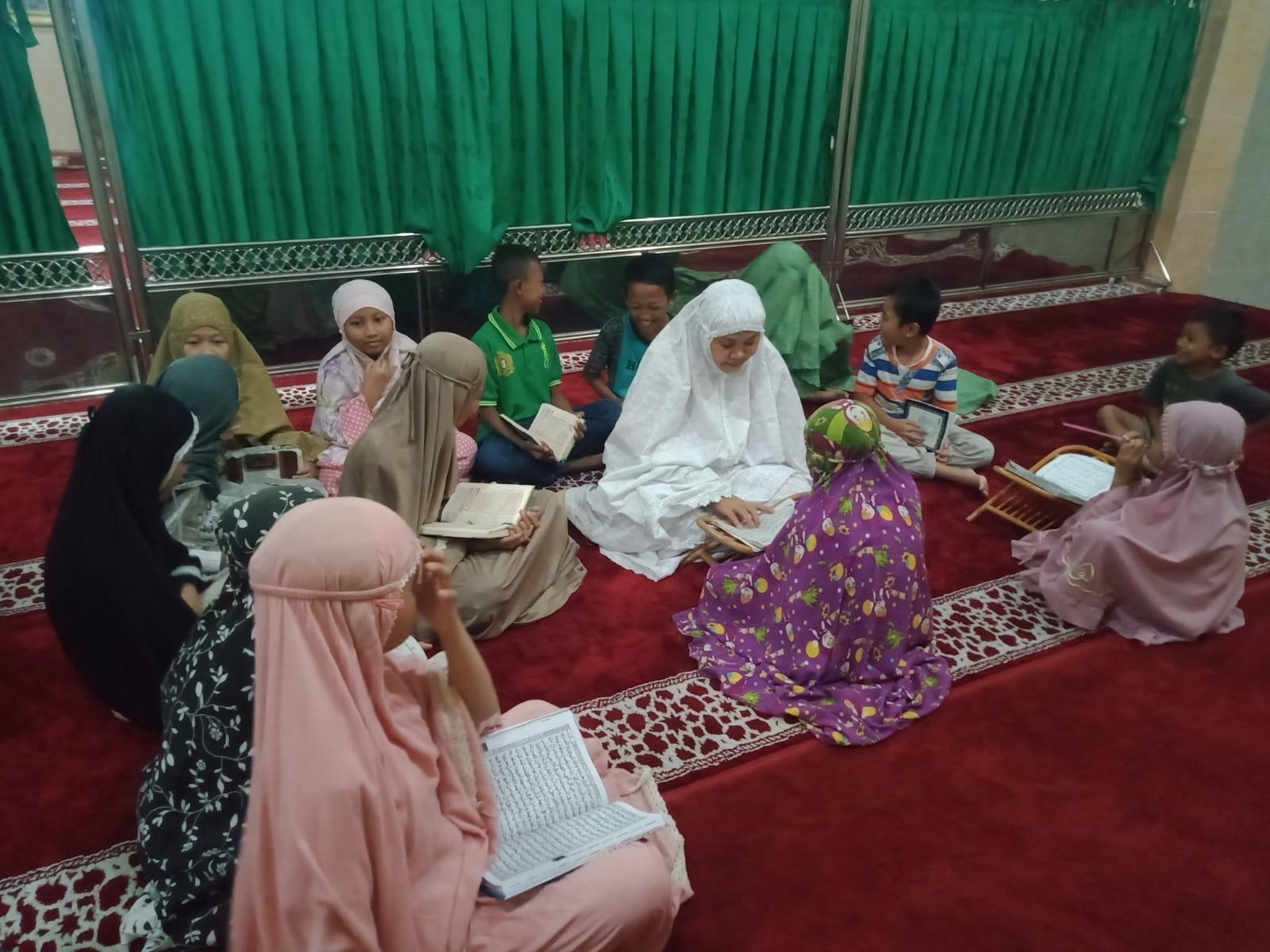 GURU-NGAJI-Ibu-Deswita-tengah-berpakaian-putih-membimbing.jpg