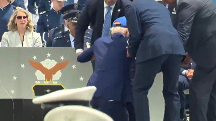 Gara-gara Karung Pasir, Joe Biden Jatuh Tersandung di Acara Wisuda, Hadirin Langsung Bereaksi Begini