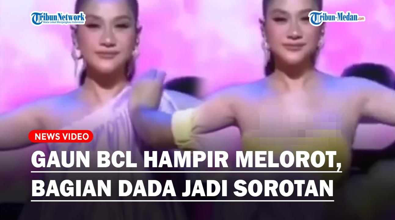 Gaun-BCL-Hampir-Melorot-Usai-Nekat-Ganti-Baju-di-Atas-Panggung-Bagian-Dada-Jadi-Sorotan.jpg