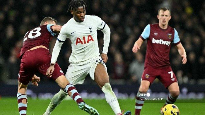 Gelandang-West-Ham-United-Tomas-Soucek-Kiri-bersaing-dengan-bek-Tottenham-Hotspur-Destiny-Udogie.jpg